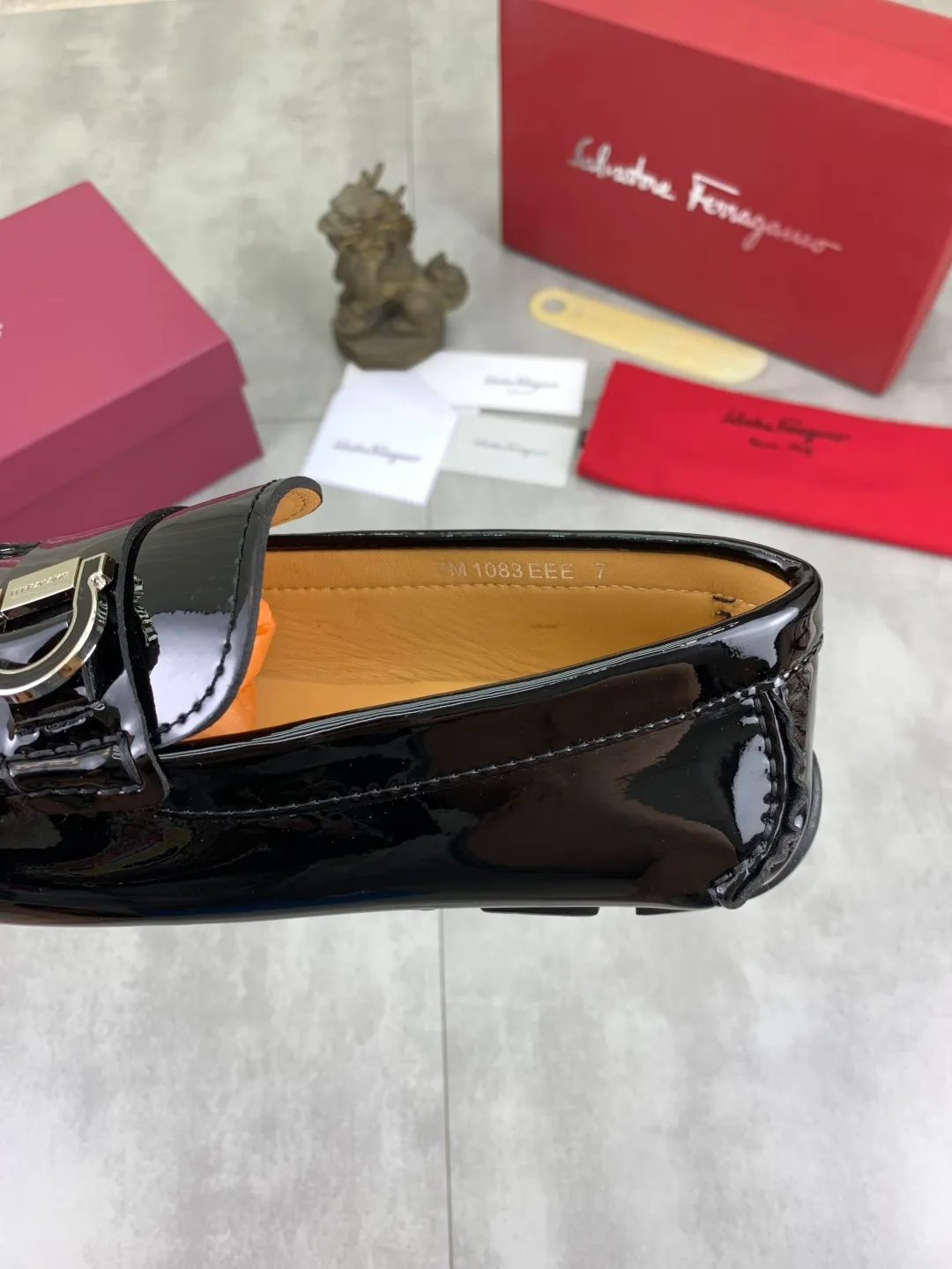 Men's shoes 💰P542 New model, high quality [Ferragamo/Ferragamo] Latest lazy slip-on shoes Original imported calfskin, imported cowhide lining + original luxury metal buckle + original combination outsole Comparison without pressure Code number: 38-45